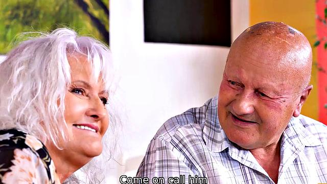 Пока муж куколд дрочит в углу, официант жарит зрелую блондинку