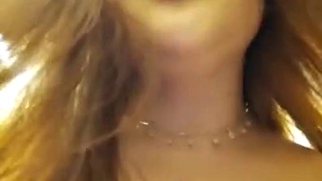 Рыжая татуированная задротка с сисями развлекает в офисе