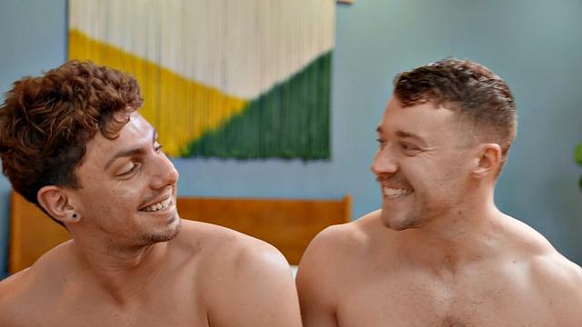 Качок раздаёт голому другу и заливает диван в гостиной