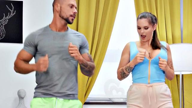 Booty babe squirts during hardcore workout in couple