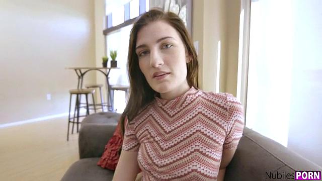 Babysitter Goes For it - S1:E8