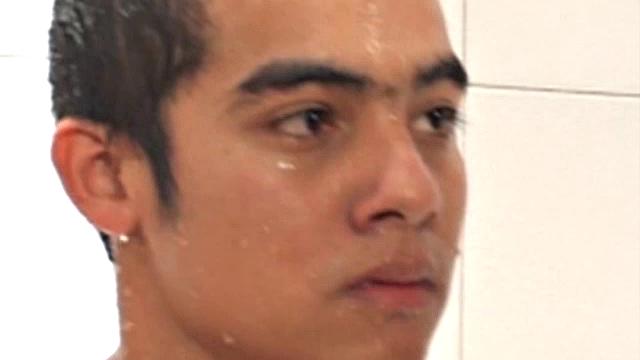 Рауль и Сантьяго трахаются в тюремном душе, не боясь быть пойманными