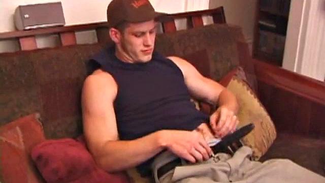 Взрослый гей-скейтер Кайлер дрочит и кончает на камеру для любителей аматорки.