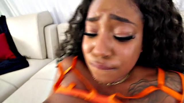 смазливая черная красавица заливает все вокруг, пока её шпилят сзади