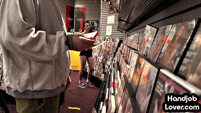 миниатюрная шлюшка заводит парней грязными разговорами и получает на лицо