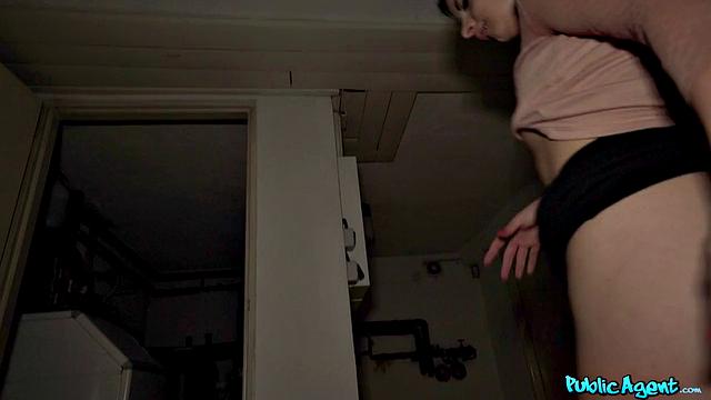 Итальянка Mary Jane угадывает, что у неё во рту, и кончает на лицо от Erik Everhardа.