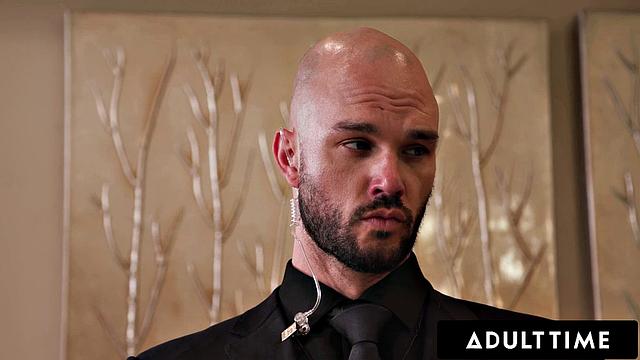 две остроумные транс-девки заманили мужика в угарную тройку