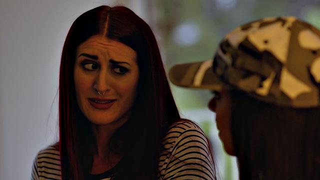 татуированные милфы лижут жопы и садятся на лицо в ванной