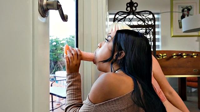 Scissoring dyke seduces perverted lez before eating her out