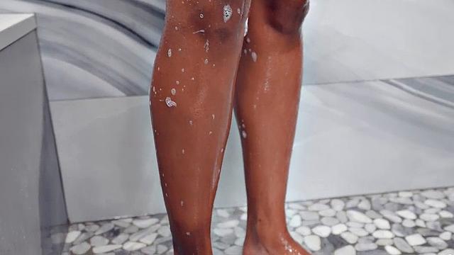 Вышла из душа - и сразу белый хер в рот, вот это план на вечер