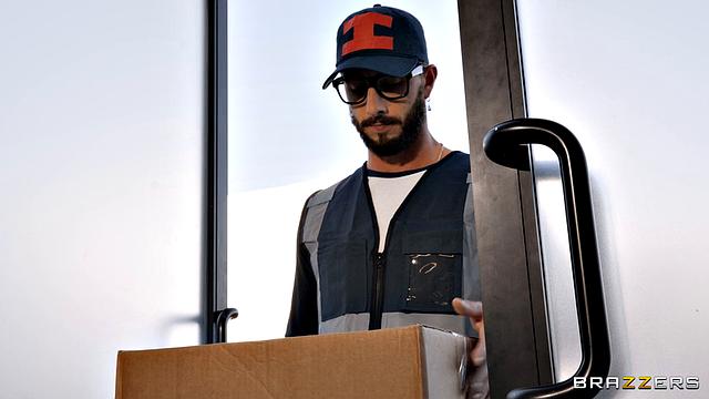 Доставщик не дал кончить и ушёл трахать подругу, но потом жаркая тройка сносит башню всем троим!