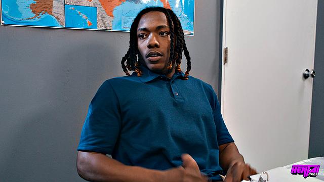 Профессорша дразнит студенток, а потом учит их как кончать на парте - юмор, математика и много спермы от Mighty Dee, Sophia Locke и Leana Lovings.