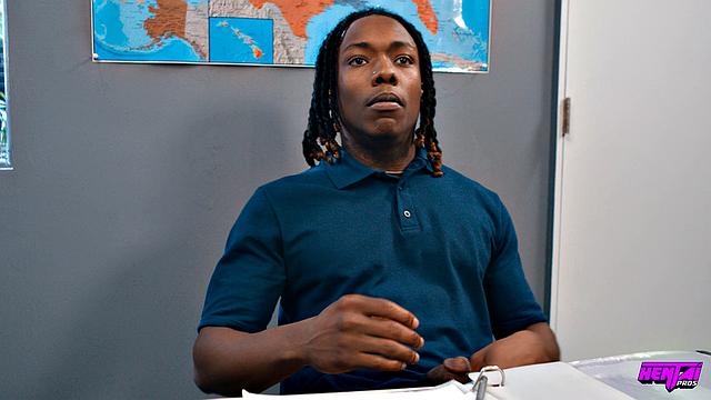 Профессорша дразнит студенток, а потом учит их как кончать на парте - юмор, математика и много спермы от Mighty Dee, Sophia Locke и Leana Lovings.