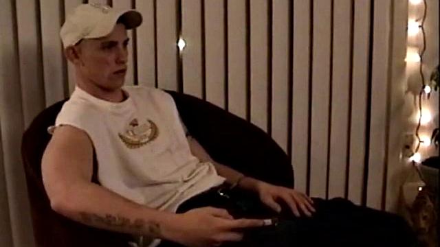 Девушка не может устоять перед членом за деньги и доводит до кончи в руке