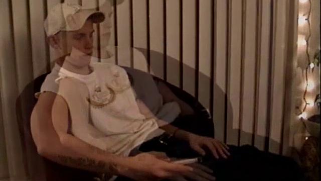 Девушка не может устоять перед членом за деньги и доводит до кончи в руке