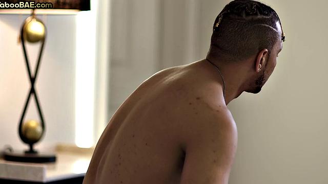 Соблазнительная черная малышка дразнит парня и получает жесткий трах