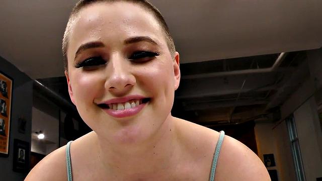 Сочная брюнетка с шикарной грудью дрочит член в pov и заводит взглядом