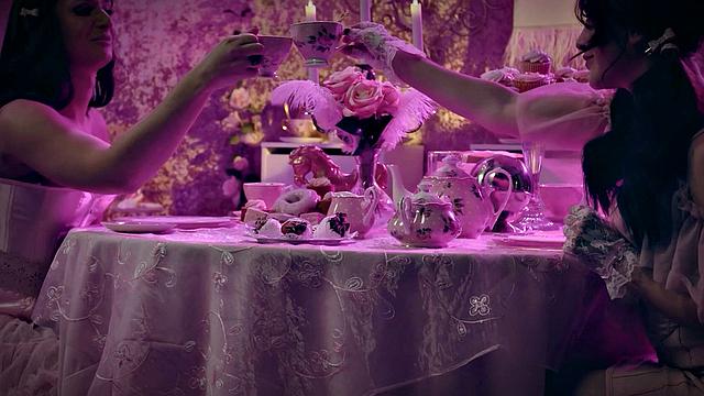 summer hart и codi vore мнут и облизывают большой член eva maxim на массажном столе