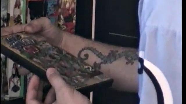 Гетеро парня отсасывает другой мужик