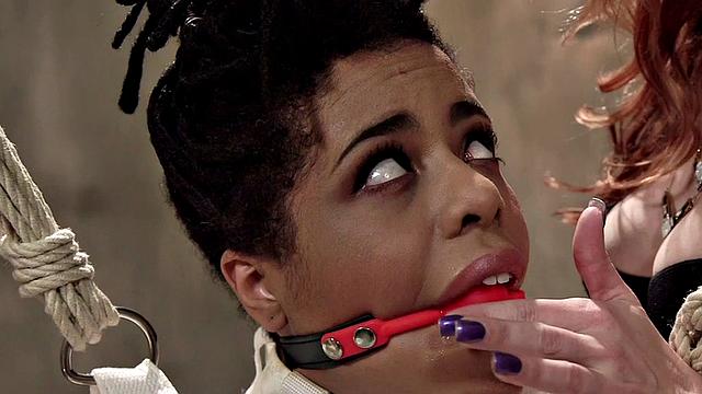 Lez BDSM domina fucks Ebony after spanking n Hitachi