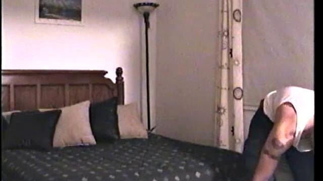 Мужик дрочит на камеру и кончает