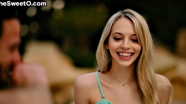 Она сосёт под шумок, пока язык парня пашет в ответ