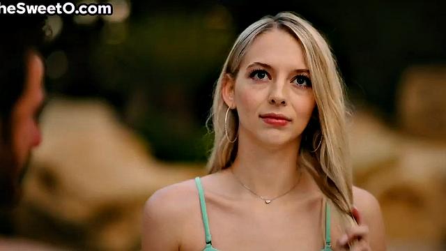 Она сосёт под шумок, пока язык парня пашет в ответ