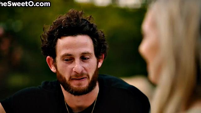 Она сосёт под шумок, пока язык парня пашет в ответ