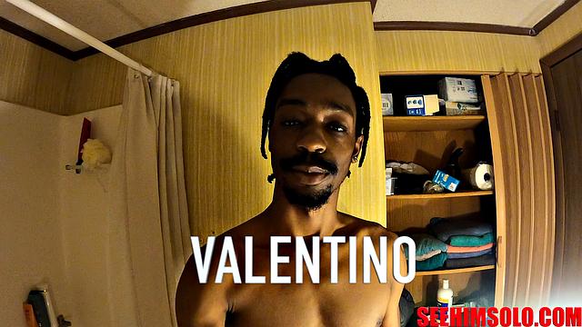 Валентино дрочит в душе