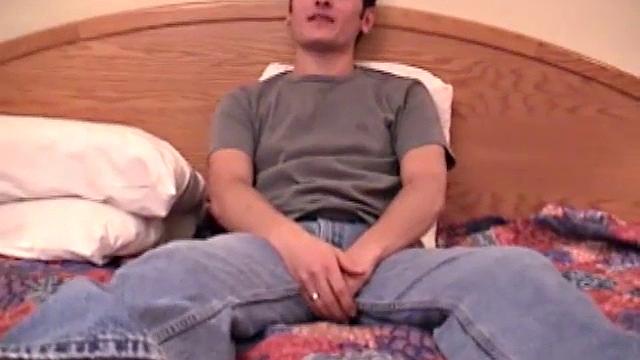 логан дрочит и кончает на камеру