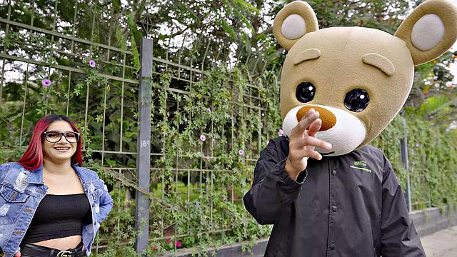 Venezuelan girl fucks bear