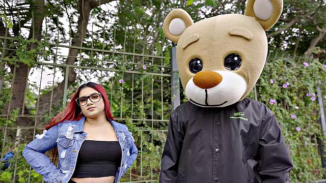 Venezuelan girl fucks bear