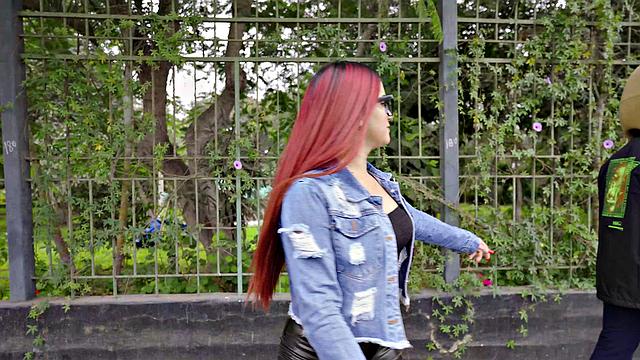 Venezuelan girl fucks bear