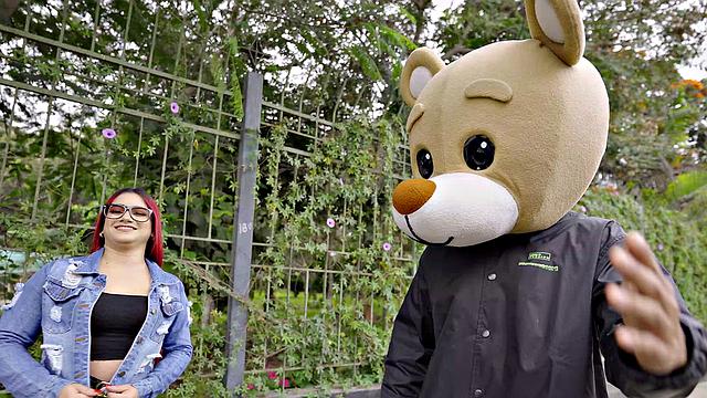 Venezuelan girl fucks bear