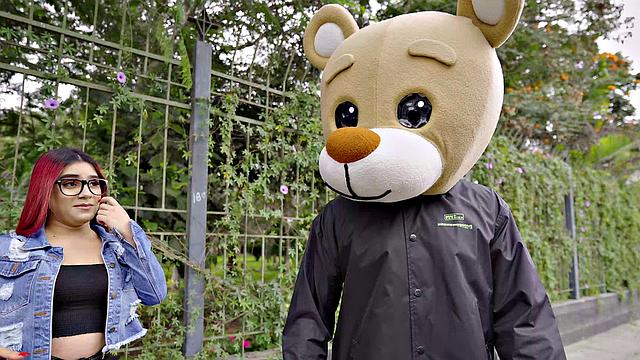 Venezuelan girl fucks bear
