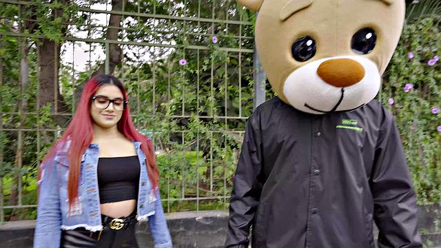 Venezuelan girl fucks bear