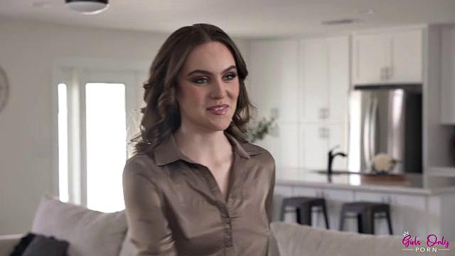 три татуированные брюнетки лижут друг другу ножки на лесбийской терапии