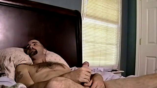 Джо хвастается своим твёрдым членом - доставка гарантированно, удовольствие ещё не гарантировано