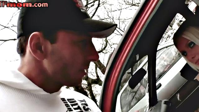 яркая milf на каблуках раскрывает свою дырку по полной