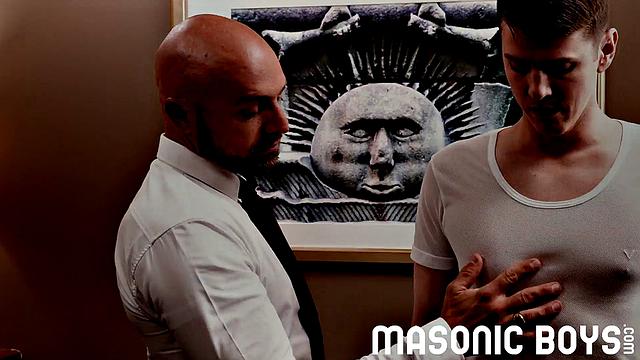 волосатый качок получает глубокий минет и римминг