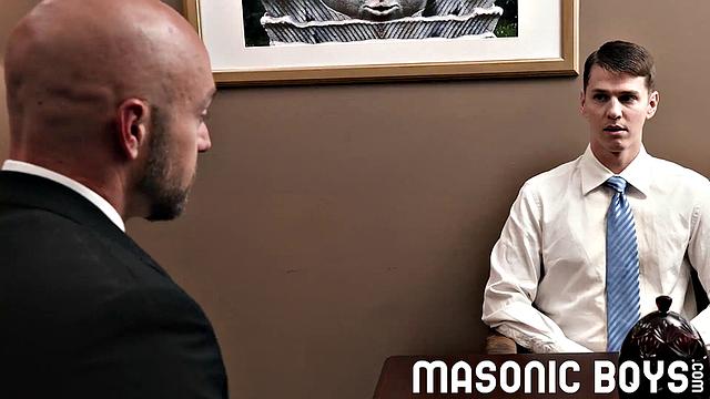 волосатый качок получает глубокий минет и римминг