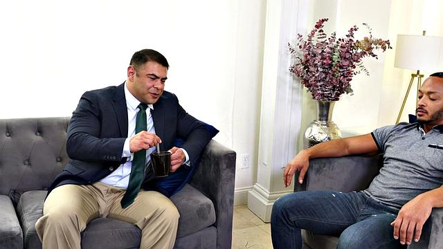 Buff muscle barebacks interracial duo after seduction