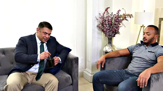 качки трахают друг друга по-чёрному без резинки, фитнесом не ограничились