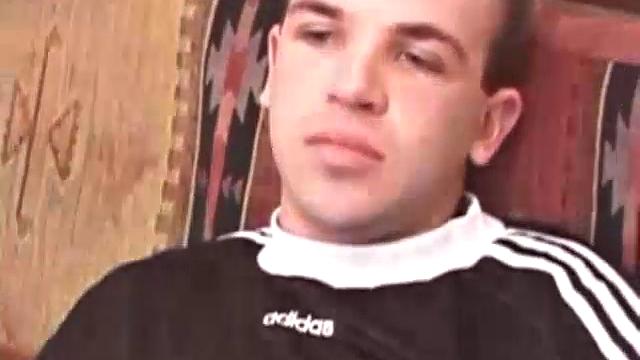 Возбуждённый Остин яростно дрочит