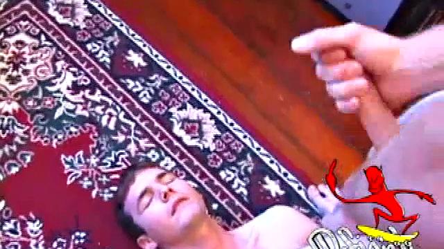 lance steele заглатывает член keith rogers и заливает его спермой