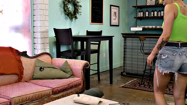 Greedy Stuk Babe Pussylicks her Alternative Bff