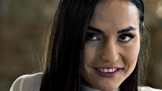 Стройная красотка с подругами ласкает киски и балуется игрушками в жаркой тройке