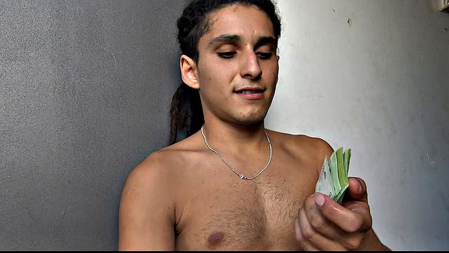 латино работяга соглашается на толстый член ради денег