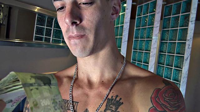 Смотри, как этого горячего латиноса соблазняют прямо на фотосессии и он принимает без резинки