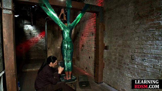 Связал подружку, подрочил пальцами и объяснил, что значит настоящий БДСМ - да она аж заулыбалась!